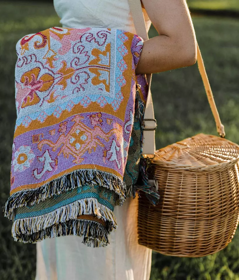 Плетена ковдра для пікніка в богемному стилі з китицями3